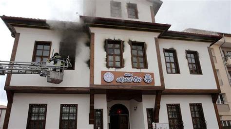 B­a­k­a­n­ ­S­e­l­ç­u­k­­u­n­ ­S­i­v­a­s­­t­a­ ­a­ç­t­ı­ğ­ı­ ­M­a­s­a­l­ ­E­v­i­­n­d­e­ ­y­a­n­g­ı­n­ ­ç­ı­k­t­ı­